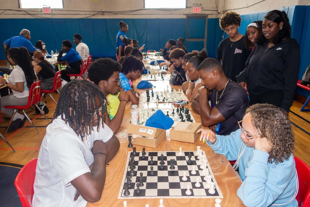 NYPD101Pct's tweet image. Today our SYEP employees learned the game of chess with Coach Madison and Coach Williams from No Limits for Youth! ♟️

We’re building sharp minds and stronger bonds between youth and police—one strategic move at a time. 💙 #SYEP #YouthEmpowerment #ChessForChange #NYPDCommunity