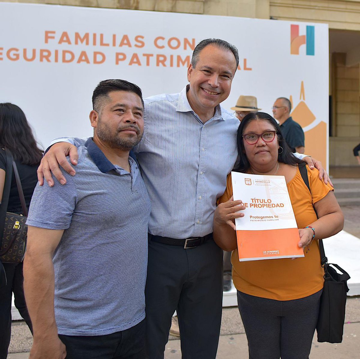 secretariahmo's tweet photo. ¡Qué felicidad nos da ver cómo más familias hermosillenses logran tener certeza sobre lo que con tanto esfuerzo han construido! 🏡

Hoy acompañamos al alcalde @tonoastiazaran en la entrega de 50 Títulos de Propiedad expedidos por la @PromotoraInmobH https://t.co/4dNFKWfajD