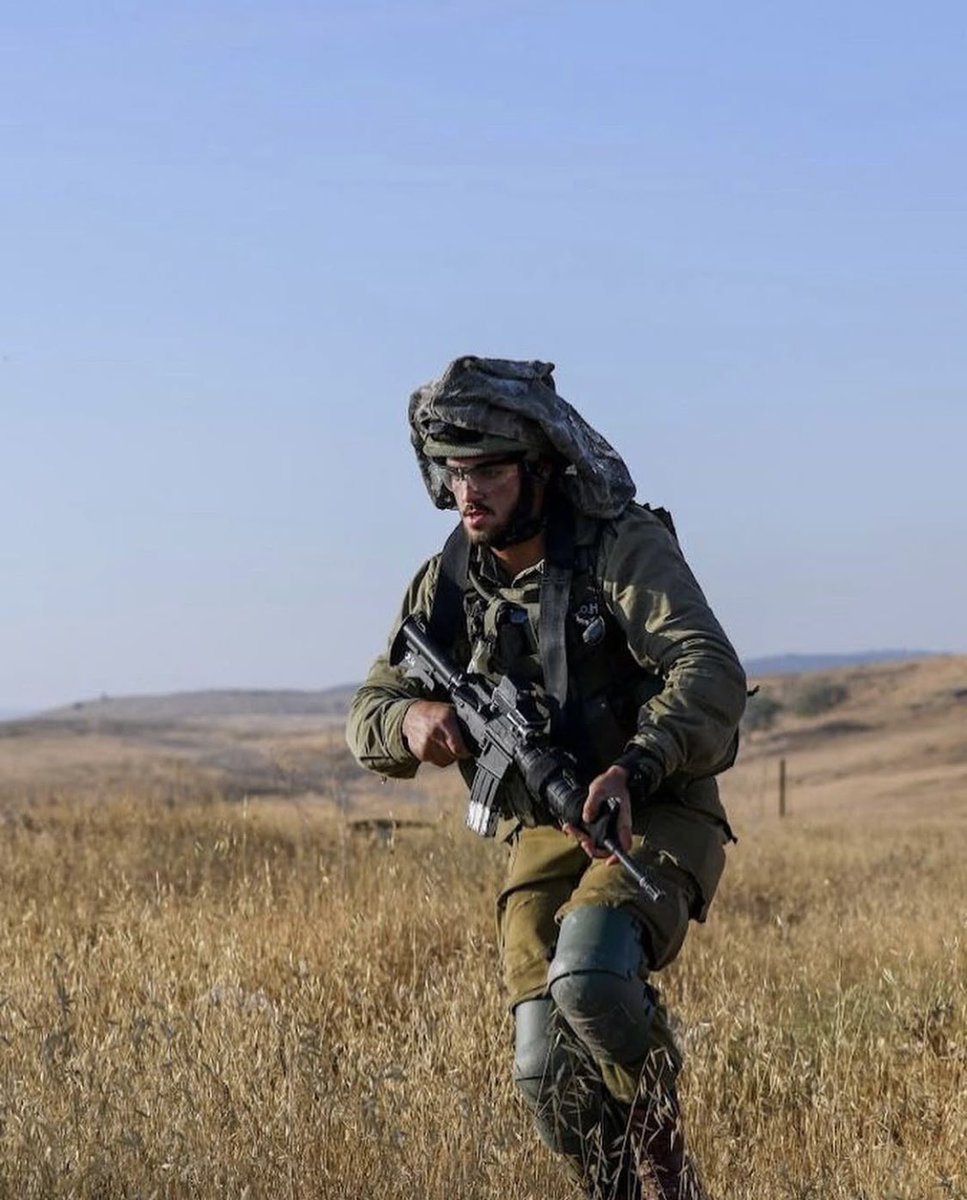 IDFhunks's tweet photo. What is it about our paratroopers? ❤️‍🔥
Meet Omer - in and out of uniform. https://t.co/ffPJEBBPOn