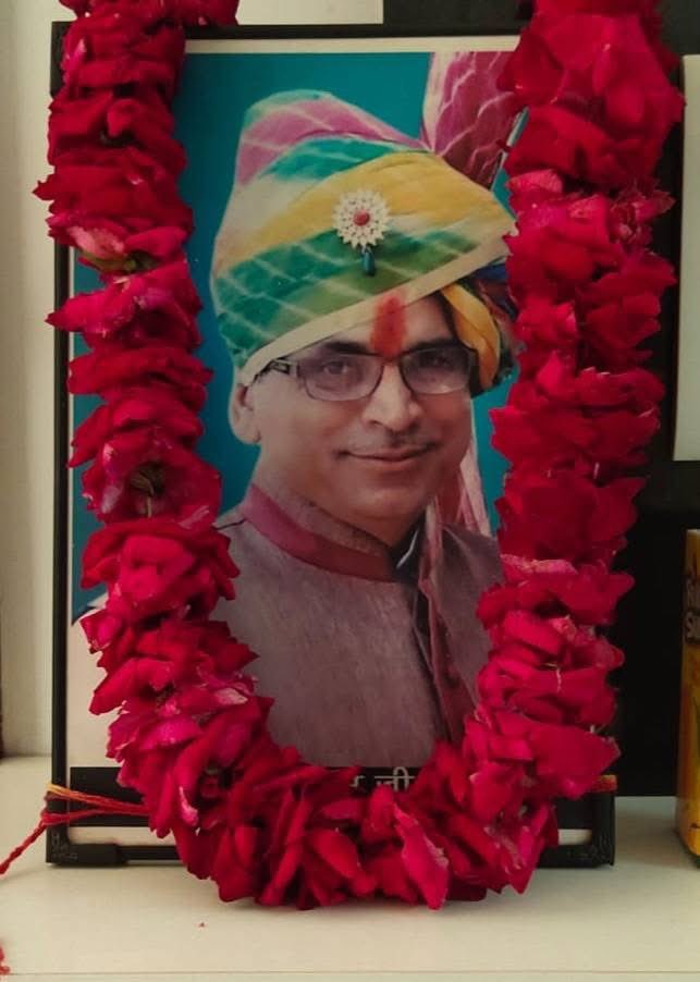 मेरे पति स्वर्गीय श्री कानाराम जी आगरी वकील साहब की 9 वी पुण्यतिथि पर उनको शत-शत नमन व भावपूर्ण श्रद्धांजलि अर्पित करती हूं |
आपका आशीर्वाद हमेशा परिवार पर बना रहे ।
ओम शांति |