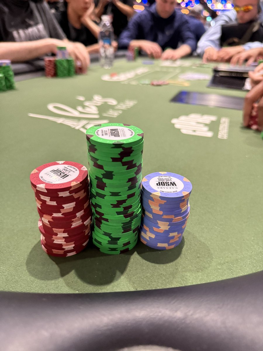 bradjansen6's tweet image. Last break of the night. 2.3 million going to 25/50k. 244 players remain.