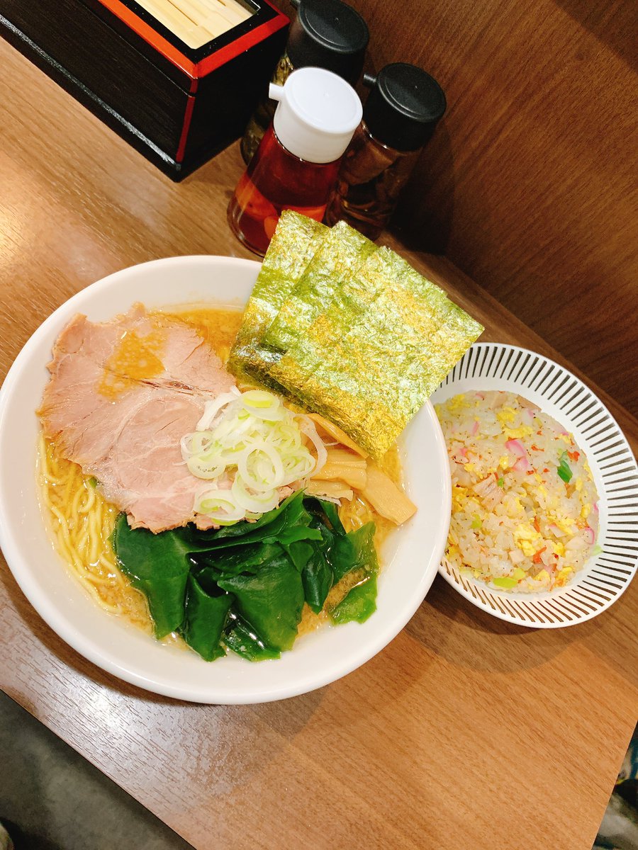 Q3_8686's tweet image. Noodle&amp;amp;Spice curry 今日の1番
#賄いウォッチ麺
#今日の1番
🍜今日1のラーショ味噌味
🍚炒飯
厨房の一部が完璧な炒飯システムに変身！
背脂の入ったスープが濃度、コクが爆上がりして麺によく絡みスープがきえてく！ホロホロチャーシューが肉の味がしっかりでバカうま！
そこにTHE炒飯のパラパラ文字数
