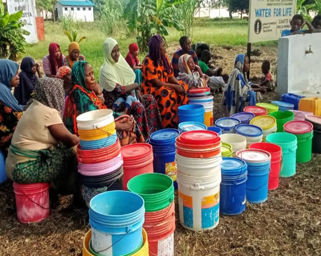 Zaidi ya wakazi 1,500 wanaoishi mtaa wa Sinani na Rahaleo Manispaa ya Mtwara Mikindani mkoani Mtwara wanufaika na mradi wa maji uliyogharimu zaidi ya Shilingi milioni 20. 

#MamaYukoKazini 
#MamaAnafanikisha
#TikiKwaSamia