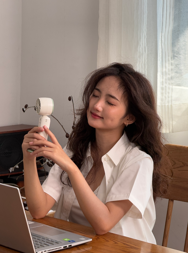 📣 Amazonプライムデー セール✨

メイク崩れ防止にもなる手持ちファンで、この夏も最強❤️‍🔥外でも室内でも手放せない！

🔗 x.gd/caHzR
　50%OFF▶︎2,556円🌼

07/14 23:59まで
暑かったけど、これがあって大正解でした🥰

#アマゾンプライムデー
#PR