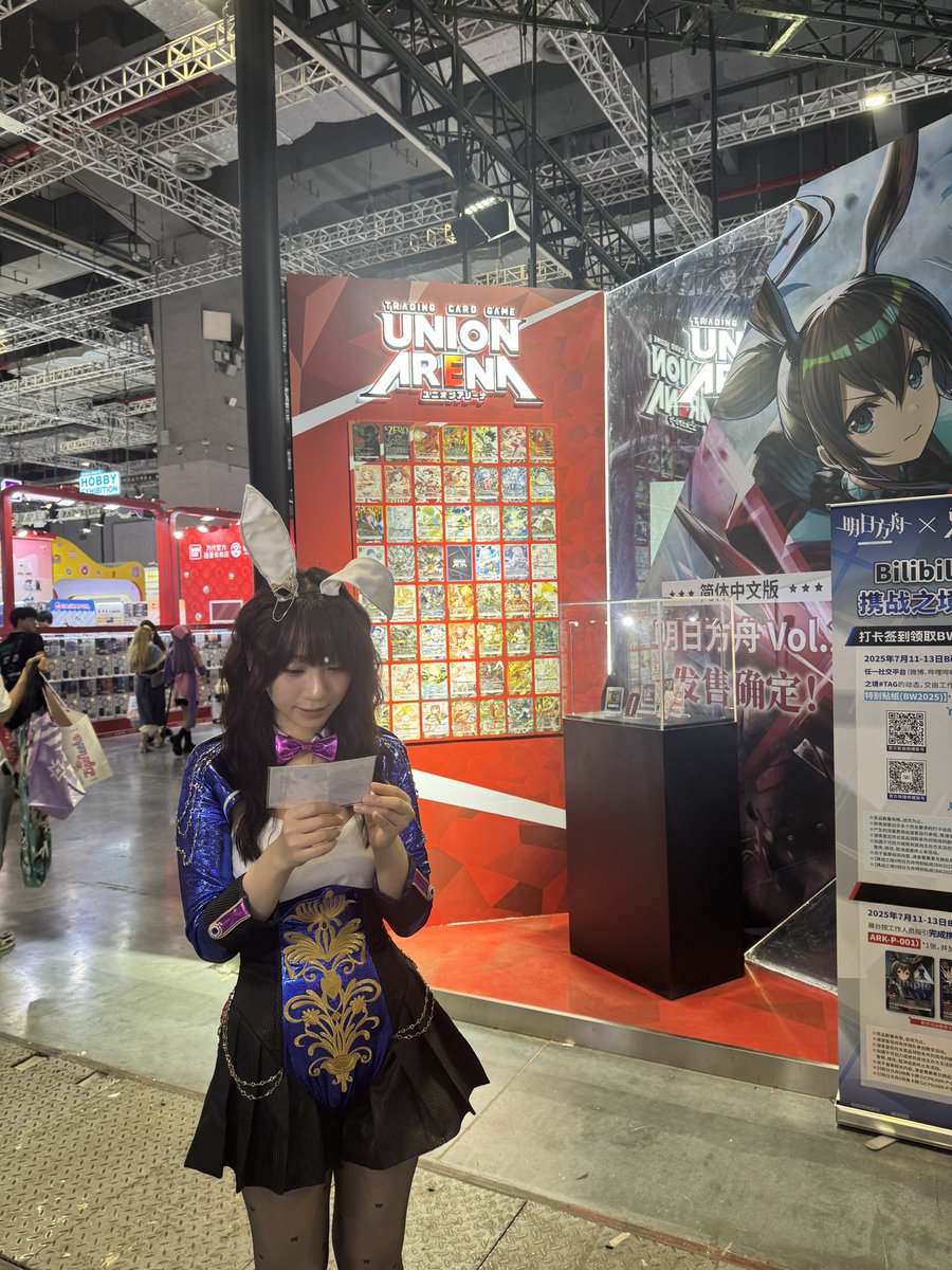 ユニアリブースあって塩島さんと原口さんにお土産をもらってニッコリ

 #bw2025 #UNIONARENA #ユニアリ