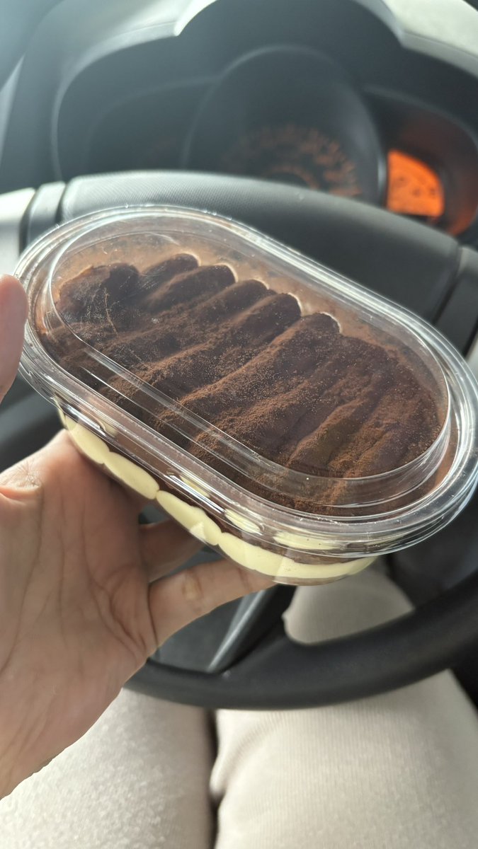 NadiaSaad91's tweet photo. Tiramisu - biasa je but tak manis, rasa coffee tak strong langsung kadang macam xde hint coffee tu. RM22

Banana pudding - sedap, creamy, manis sikit but boleh request tak nak manis, rasa pisang yg sedap. Will repeat beli this one. RM15 https://t.co/nDGQKwgLFC