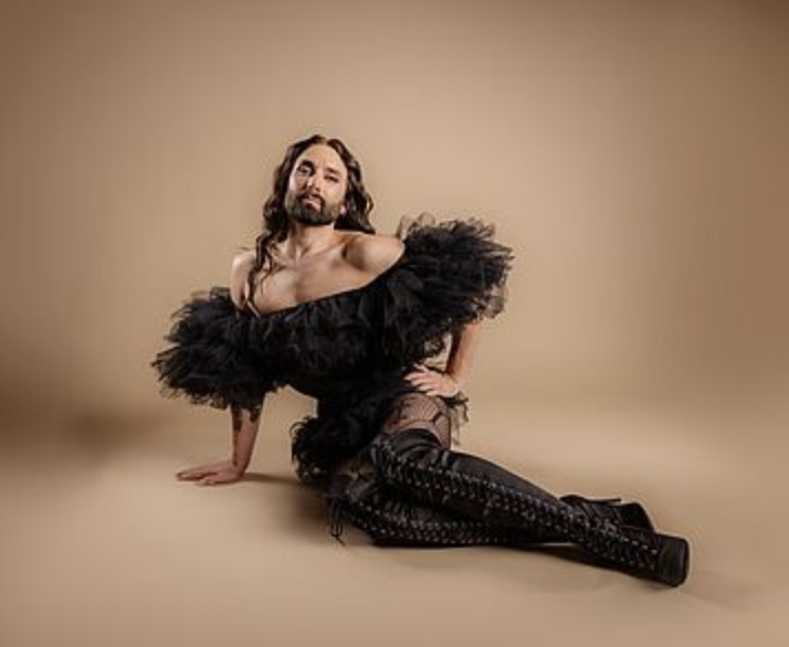 Conchita Wurst gibt heute erstmals ein Konzert in Schwerin. Mit der Mecklenburgischen Staatskapelle präsentiert die Künstlerin: „From Vienna With Love“. kultur-mv.de/kunst-kultur/m…