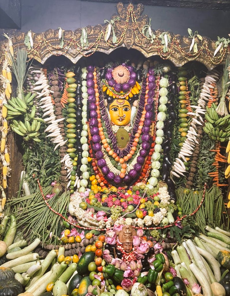 ఈరోజు ఉదయం కూడా శాకాంబరీ గా దర్శనమిస్తున్న శ్రీ భద్రకాళీ అమ్మవారు 🙏
⛩️🔱🌺🙏🏻🙇🏻‍♂️☀️✨
#BhadrakaliAmmavariDarshan
#10Jul2025
#CulturalHeritage 
#WarangalTemples 🇮🇳