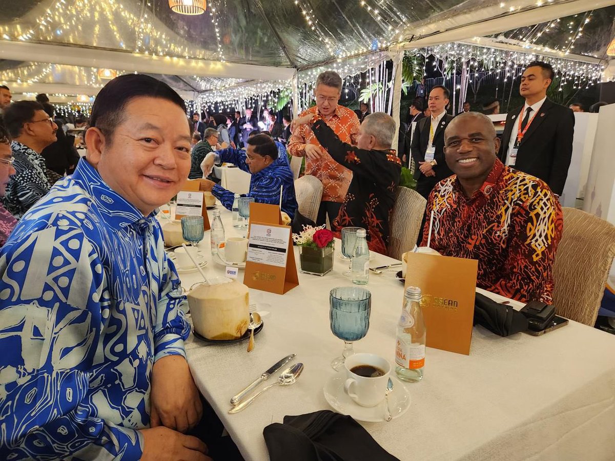 ukmissionasean's tweet image. 🇬🇧Foreign Secretary @DavidLammy met ASEAN SecGen @hourn_kao at the @ASEAN Foreign Ministers’ Meeting.
The UK is deepening ties with ASEAN as we approach 5 years as a Dialogue Partner in 2026, driving growth, tackling climate change, & strengthening people-to-people connections.