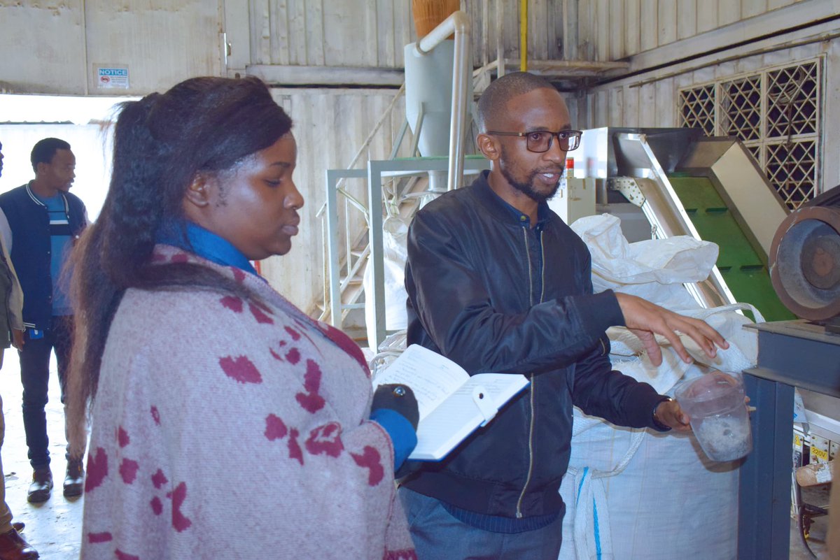 Notre équipe a eu le plaisir de visiter les installations du WEEE Centre à Nairobi. Cette immersion nous a permis de découvrir de près leurs processus de recyclage des déchets électroniques. ♻️

 Nous avons également présenté les activités de GVB Sarl aux équipes du WEEE Centre.
