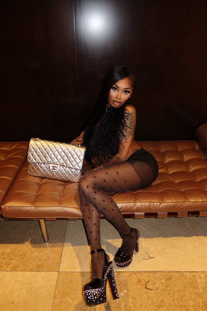 AsianDaBrattt's tweet photo. Classy Girl 🖤 https://t.co/rTbXs5I57Y