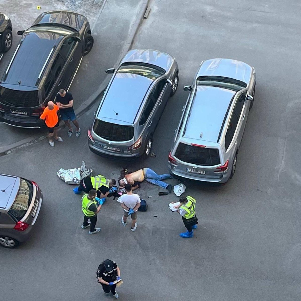 ICR360's tweet image. A senior Ukrainian security officer was gunned down in a residential parking lot in Kyiv on Thursday (July 10) before his assailant fled on foot in broad daylight.

#securityagent #shooting #Kyiv #Ukraine