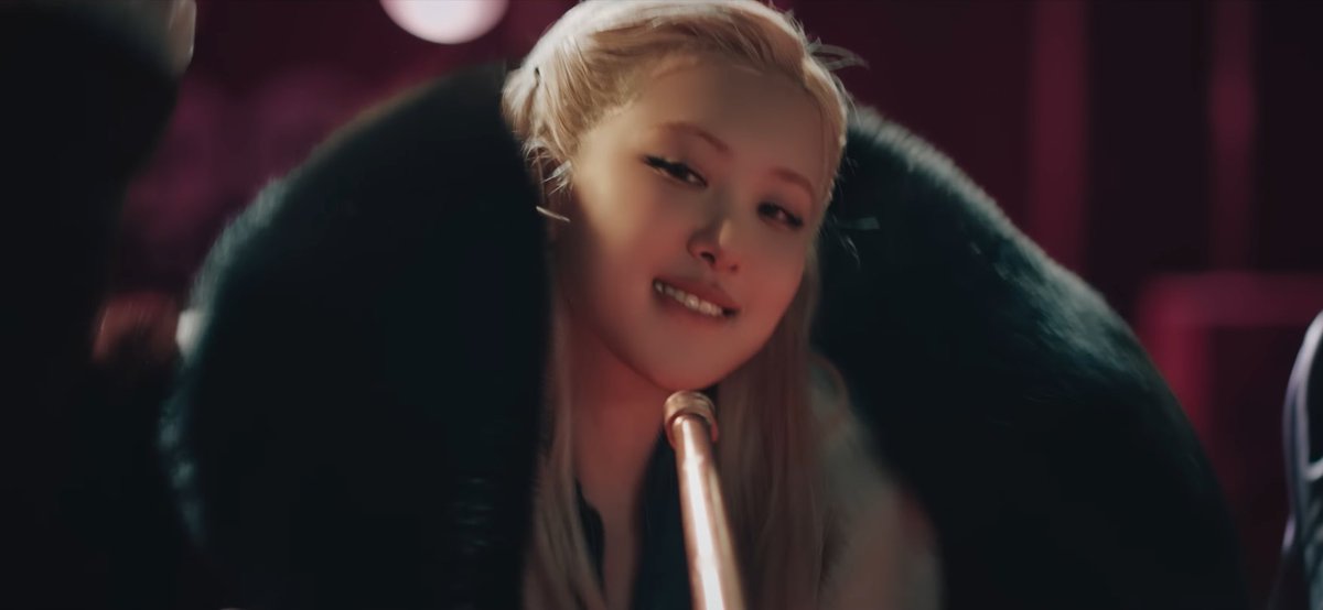 filmrosiee's tweet photo. obsessed with rosé in this look https://t.co/dSUHZ1RCu3