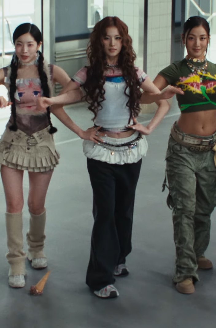 i really hate this type of fashion the pants under skirt was ugly asf i hope this is not one of the look for comeback stage 😭😭😭