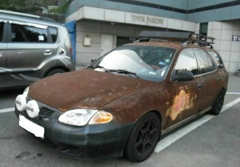 0906car's tweet image. 인터넷에 돌아다니는 파상풍 에디션은 사실 아티스트 김태중 작가님의 작품입니다. 
찾아보니 2016년도에는 녹슨 모습인데
2014년에는 샌딩한 모습

여담으로 1.8 터보 수동차라고 합니다.