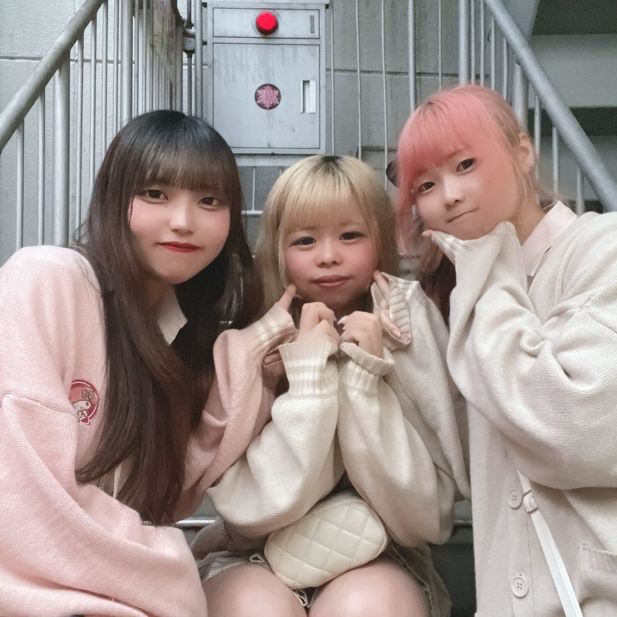 barmacaron's tweet photo. あんなです➰🌹

これはこないだ3人でポーズ考えて撮ったやつ😻
3人のポーズって意外と難しいことにきづいた🙂‍↕️🙂‍↕️
ちょうどみうが初出勤の日だからいろと2人で挟んでほっぺツンした(。・ω・)σ゛ﾂﾝﾂﾝ可愛い>  ̫ <

実は3人とも同じ形のカーディガンだった➰🎀
おそろい可愛いᐡ ��ᴗ  ̫ ᴗ ̳ᐡ♡

日によって違うの着てたりするから沢山見に来てね😽🫶

#コンカフェ  #コンカフェ嬢  #ガールズバー  #制服  #JK  #渋谷  #道玄坂  #マカロン  #バーマカロン