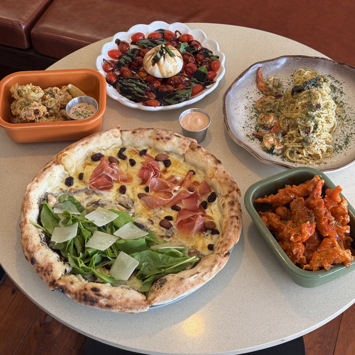 sfkkfs_'s tweet image. แนะนำร้านพิซซ่าที่เพิ่งไปกินมาล่าสุดให้คับ 
ร้าน cozy มากๆ หน้า Honey Brie 🍕🐝 
ฟิลคล้ายกินชีสบอร์ด แต่อยู่ในเว่อร์พิซซ่าอะ 
อร่อยยมากก 

ตัวแป้งไม่หนาเกิน หอมมม นุ่มหนึบ 
จะกินเต็มถาด แบ่งครึ่ง หรือใครอยากกินหลายหน้า ก็เลือกชิ้นแยกได้ (อันนี้ดีมากก)