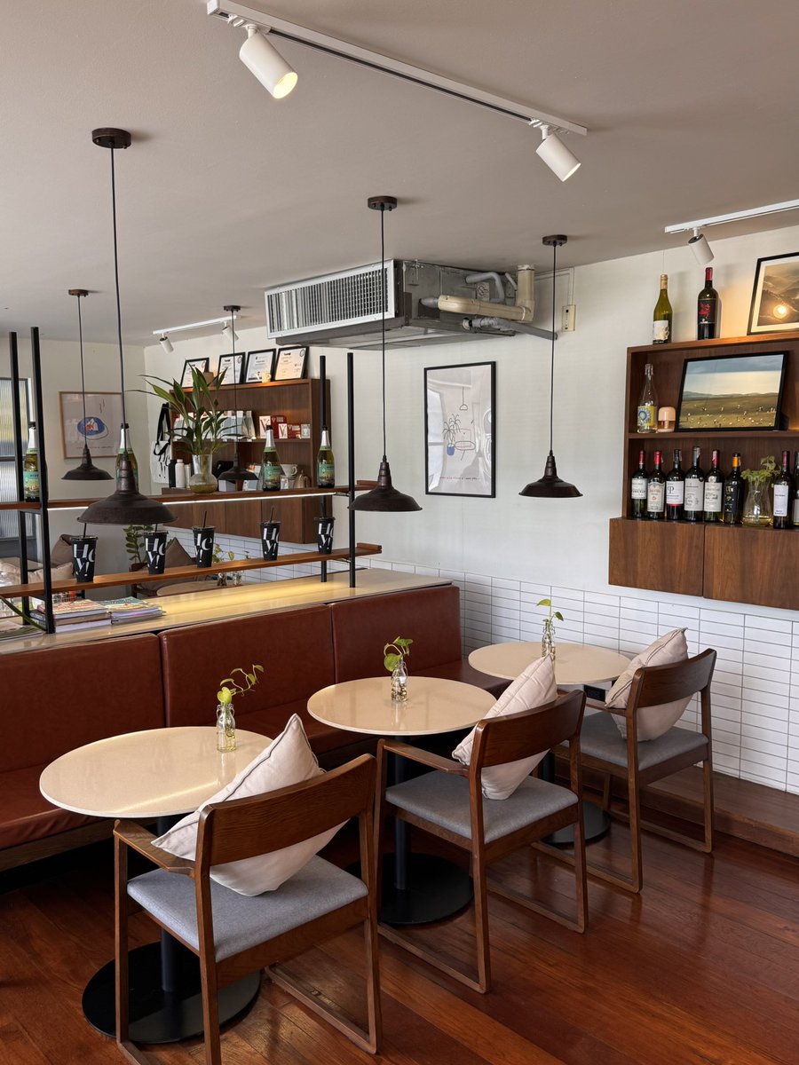 sfkkfs_'s tweet image. แนะนำร้านพิซซ่าที่เพิ่งไปกินมาล่าสุดให้คับ 
ร้าน cozy มากๆ หน้า Honey Brie 🍕🐝 
ฟิลคล้ายกินชีสบอร์ด แต่อยู่ในเว่อร์พิซซ่าอะ 
อร่อยยมากก 

ตัวแป้งไม่หนาเกิน หอมมม นุ่มหนึบ 
จะกินเต็มถาด แบ่งครึ่ง หรือใครอยากกินหลายหน้า ก็เลือกชิ้นแยกได้ (อันนี้ดีมากก)