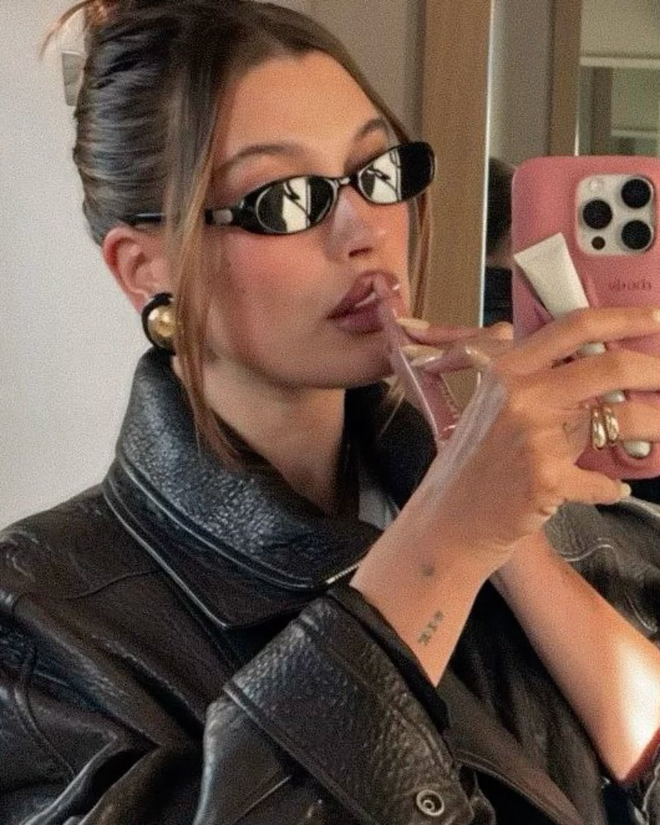 “that’s my baby she’s iconic, iPhone case lipgloss on it” TELL EM JUSTIN