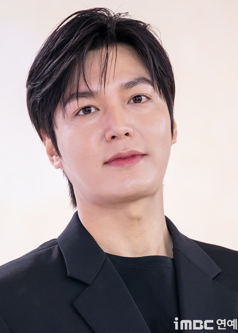 imbcenews's tweet photo. [포토] 이민호, 우수에 찬 눈빛 
#이민호 #LeeMinho #멀츠에스테틱스 
#MerzAesthetics #포토월_250711 [iMBC연예]

배우 이민호가 11일 오후 서울 용산구 그랜드 하얏트 호텔에서 열린 화장품 브랜드 행사에 참석해 자리를 빛냈다.

⬇️고화질 Click Plz⬇️
https://t.co/eUNrkb61BV https://t.co/RPt54jqWKQ