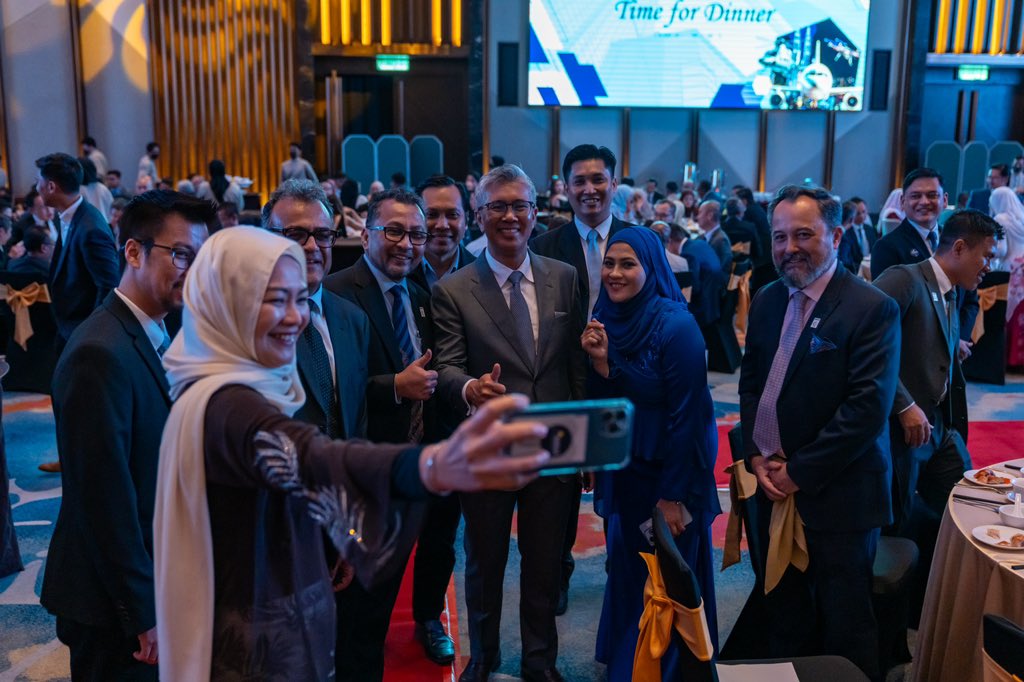 Pendapatan RM25.1 bilion pada 2024 dengan unjuran pertumbuhan 20%-25% pada 2025 untuk sektor aeroangkasa!

Industri aeroangkasa kita di Malaysia terus melonjak tinggi dengan hala tuju jelas melalui Pelan Induk Perindustrian Baharu (#NIMP2030) dan Malaysian Aerospace Industry