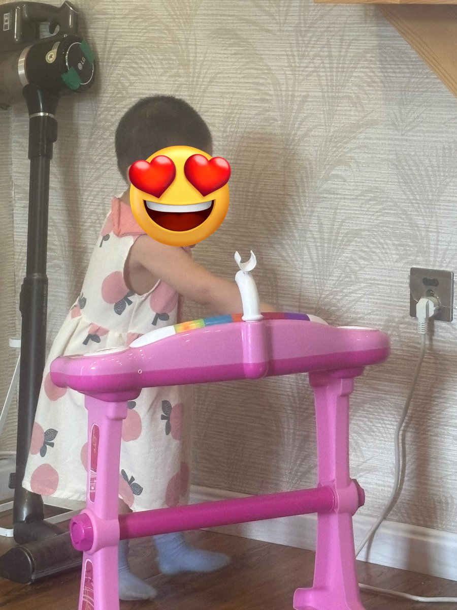 миний охин сэтгэл нь хөдлөөд хөгжимөө  нүдээд сүйд 🤩