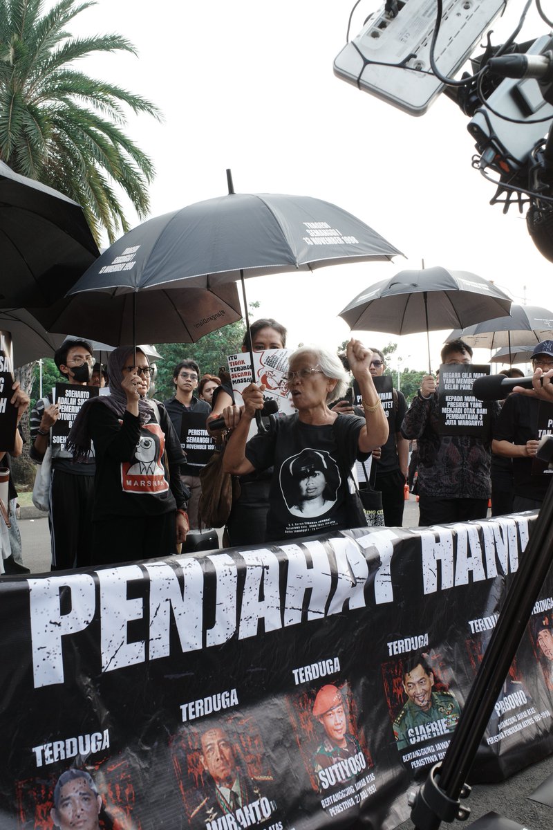 Ada ngga pejabat negri ini yang bisa sedekat ini dengan warganya, mau diskusi dan menjawab setiap pertanyaan mahasiswa dengan antusias dan senyuman. Ngga ada pengawal pribadi dan ngga perlu juga bagi-bagi kaos. Yang dia bagikan payung, itu juga untuk dipakai lagi di minggu-minggu