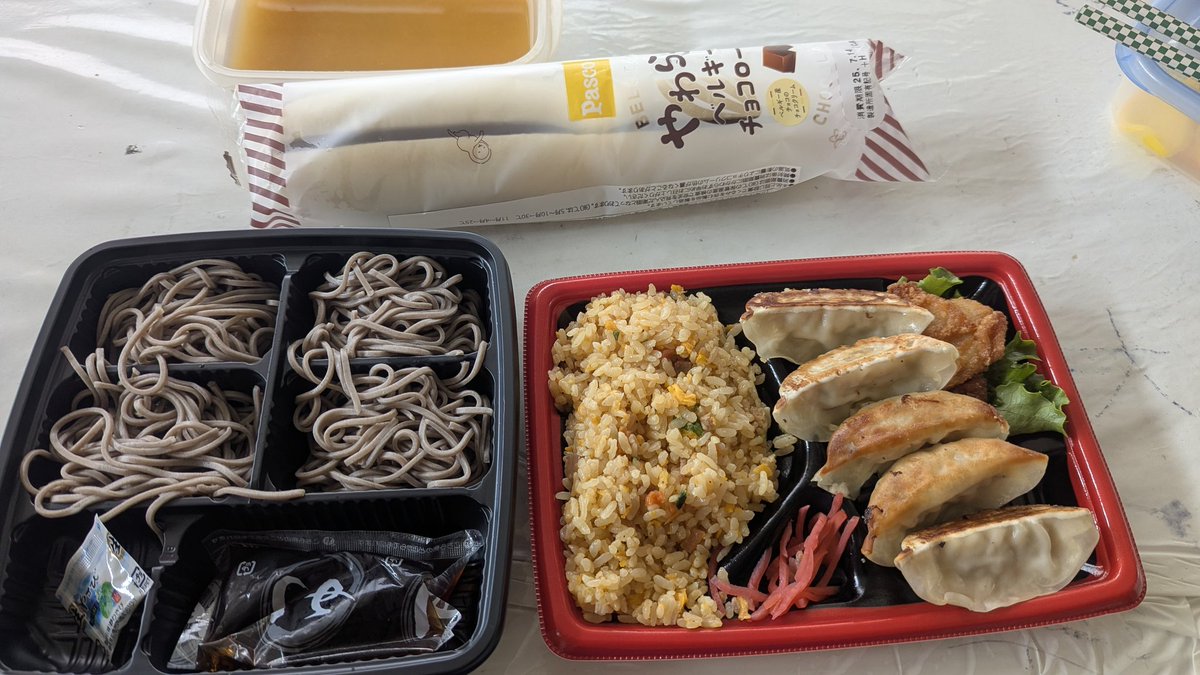 会社ランチはスーパーの弁当とオヤツのパン😄簡単でええわぁ😄今夜は満月らしいです🌕️🙏