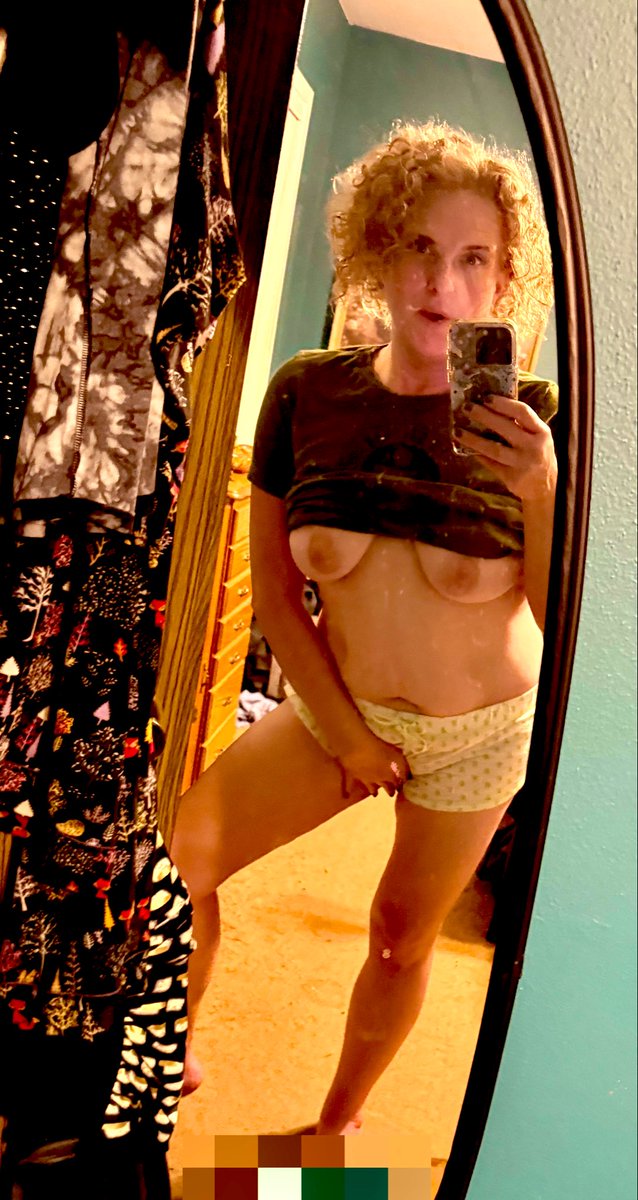 BloomDahlia24's tweet image. Hey lovers, itโs finally TGIFF ๐
You caught me celebratingโฆ๐๐
Hope youโre getting off ๐ to a good start!
#flicking #milf #titties #boudoir
Follow me ๐คญ