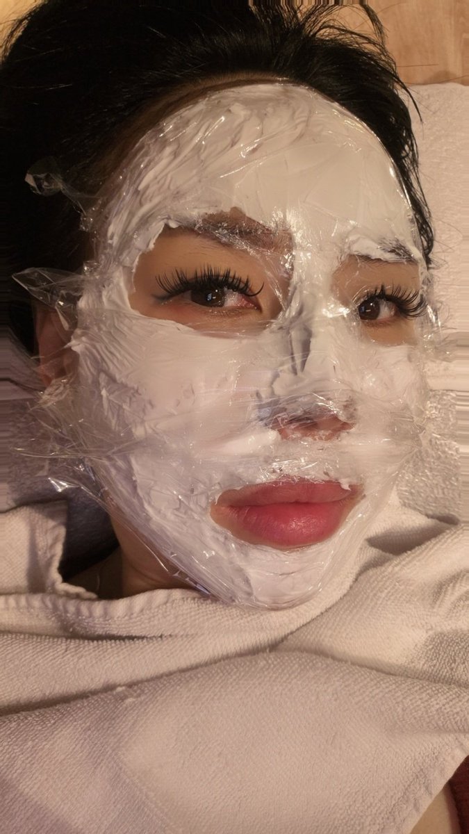 기분이 별로라는 친구ㄴ한텨
며칠 전. 피부과 갔을 때 찍은 사진을 보여줬더니
이 미친ㄴ이 톡에 ㅋㅋ을 몇개나 찍는건지!!!!😝😝😝

🍒
후;;
나. 얼굴로 웃기는 애였던 거야?ㅋㅋㅋ 마취 연고 바르고도 이케 이쁘기? 어렵다규!!!! ㅋㅋ✌️✌️

🍒
도용 신고해주셔서 감사합니당🫶🫶
도용이 좀 많은