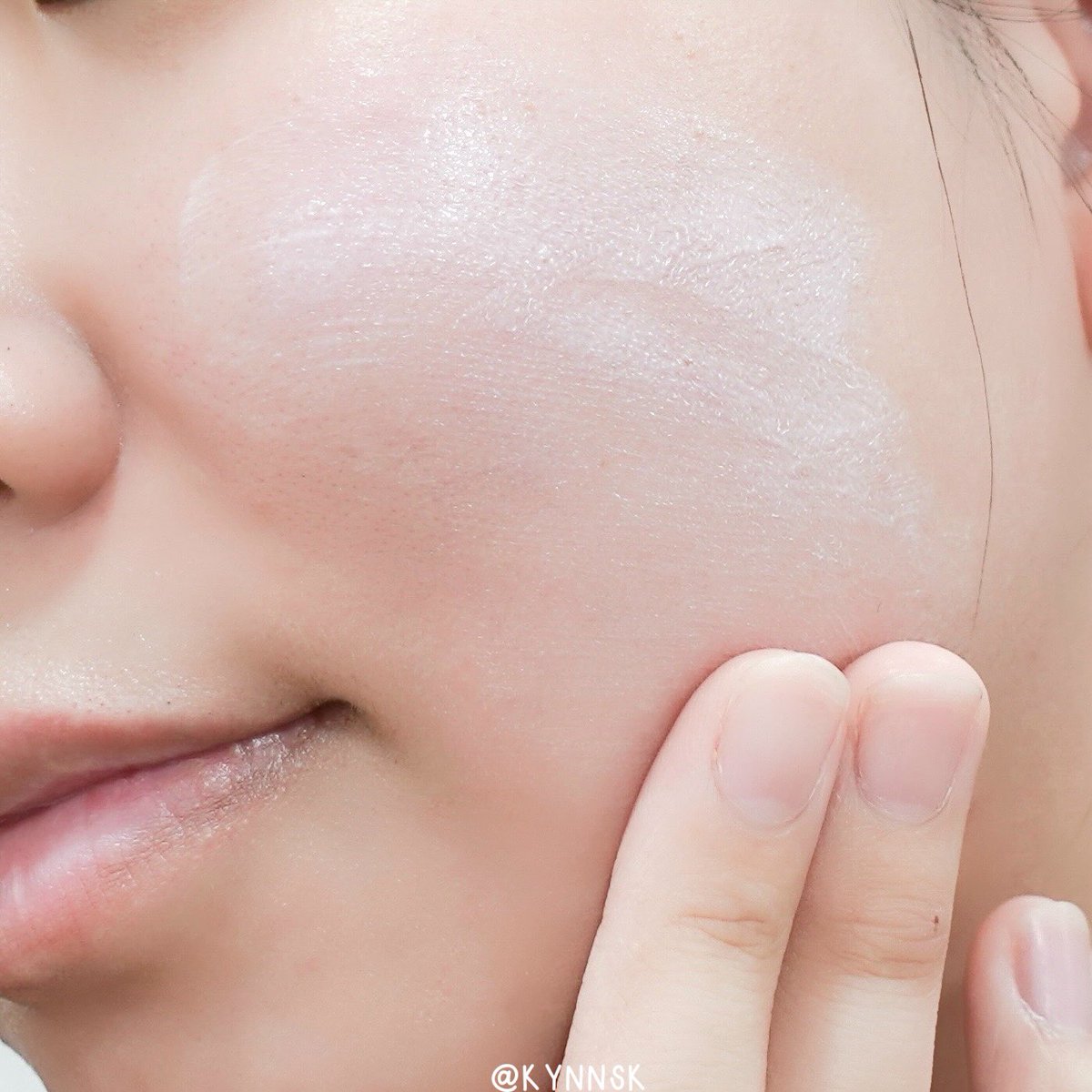 kynnsk's tweet photo. หยิบทุกวันจนจะหมดหลอดแล้วอะ! ตั้งแต่ได้ลองกันแดดตัวใหม่ของ MizuMi UV Ultimate Matte & Oil Control Sunscreen คือชอบไม่ไหว SPF50+ PA++++ เนื้อแมตต์แต่ยังชุ่มชื้น เบาสบาย เกลี่ยง่าย ไม่เหนอะ ไม่เยิ้ม หน้าไม่ดรอปไม่มันระหว่างวัน คุมมันได้นาน 16 ชั่วโมง ￼แต่งหน้าทับได้ไม่เป็นคราบ คนผิวมัน ผิวเป็นสิวคือควรลอง ไม่อุดตัน ไม่ทำให้สิวเห่อ เชียร์สุดใจ ￼