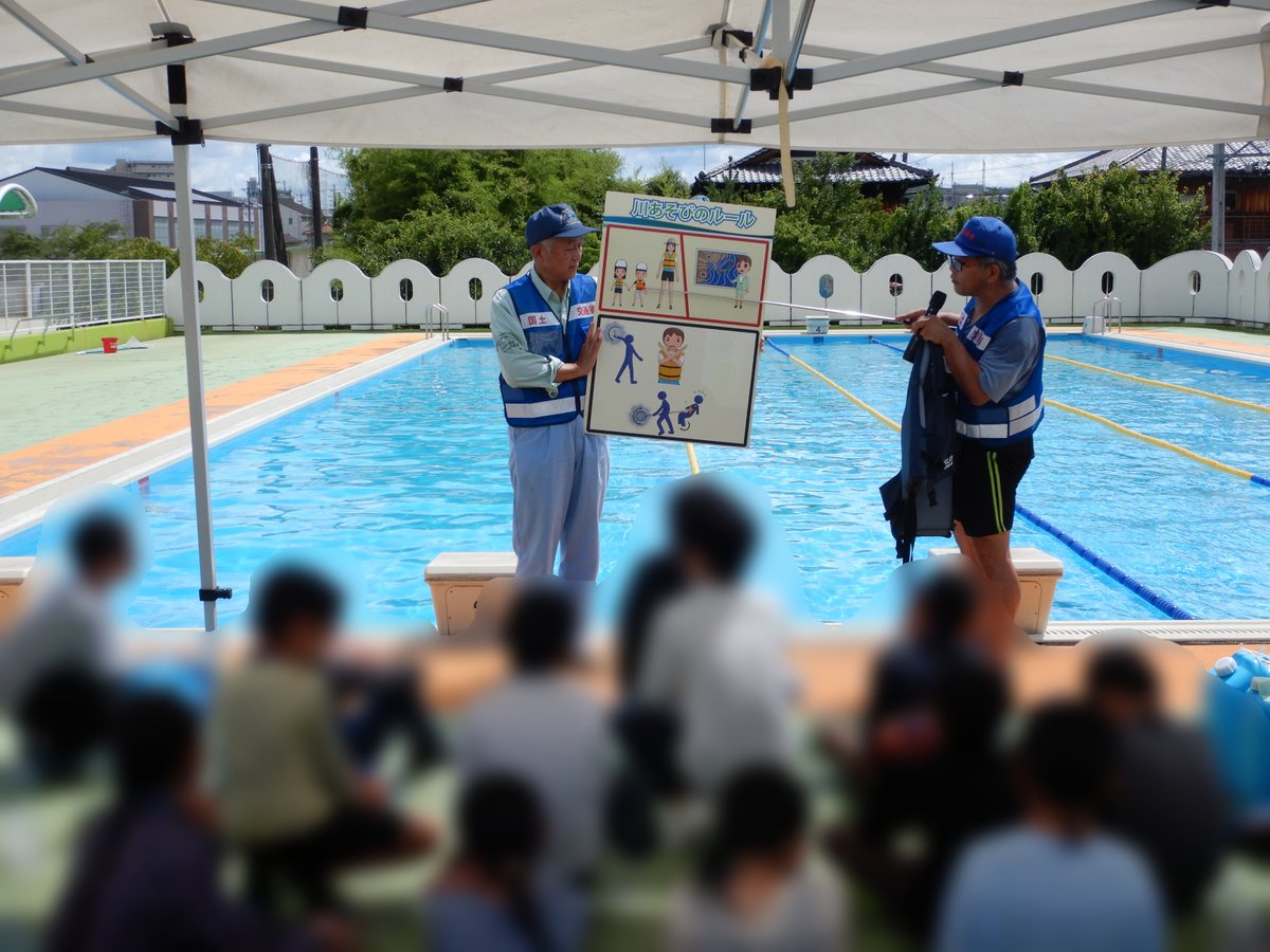 mlit_shonai's tweet image. 本日、多治見市立昭和小学校の「着衣水泳教室」🏊を支援しました。5,6年生の約百名にライフジャケットを着用した場合と着衣だけの場合の違いをプールに入って体感してもらい、水の事故⚠️から命を守るためにライフジャケット着用がとても重要であることを学んでもらいました。
#着衣水泳 #水難事故