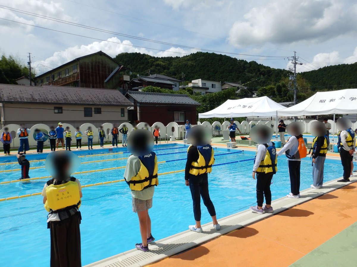 mlit_shonai's tweet image. 本日、多治見市立昭和小学校の「着衣水泳教室」🏊を支援しました。5,6年生の約百名にライフジャケットを着用した場合と着衣だけの場合の違いをプールに入って体感してもらい、水の事故⚠️から命を守るためにライフジャケット着用がとても重要であることを学んでもらいました。
#着衣水泳 #水難事故