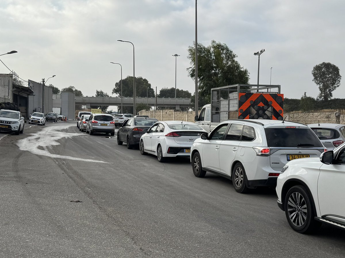shlomieldar's tweet image. במסגרת הכישלונות המחפירים של השרה המעופפת המתקראת שרת התחבורה, יצא לכם לאחרונה לעמוד בתור לטסט שנתי לרכבכם ?
מדינת עולם שלישי זו מחמאה.
( אגב, המכון הוא אי שם באופק אחרי הגשר, וזה מחזה רגיל בכול המכונים בארץ)