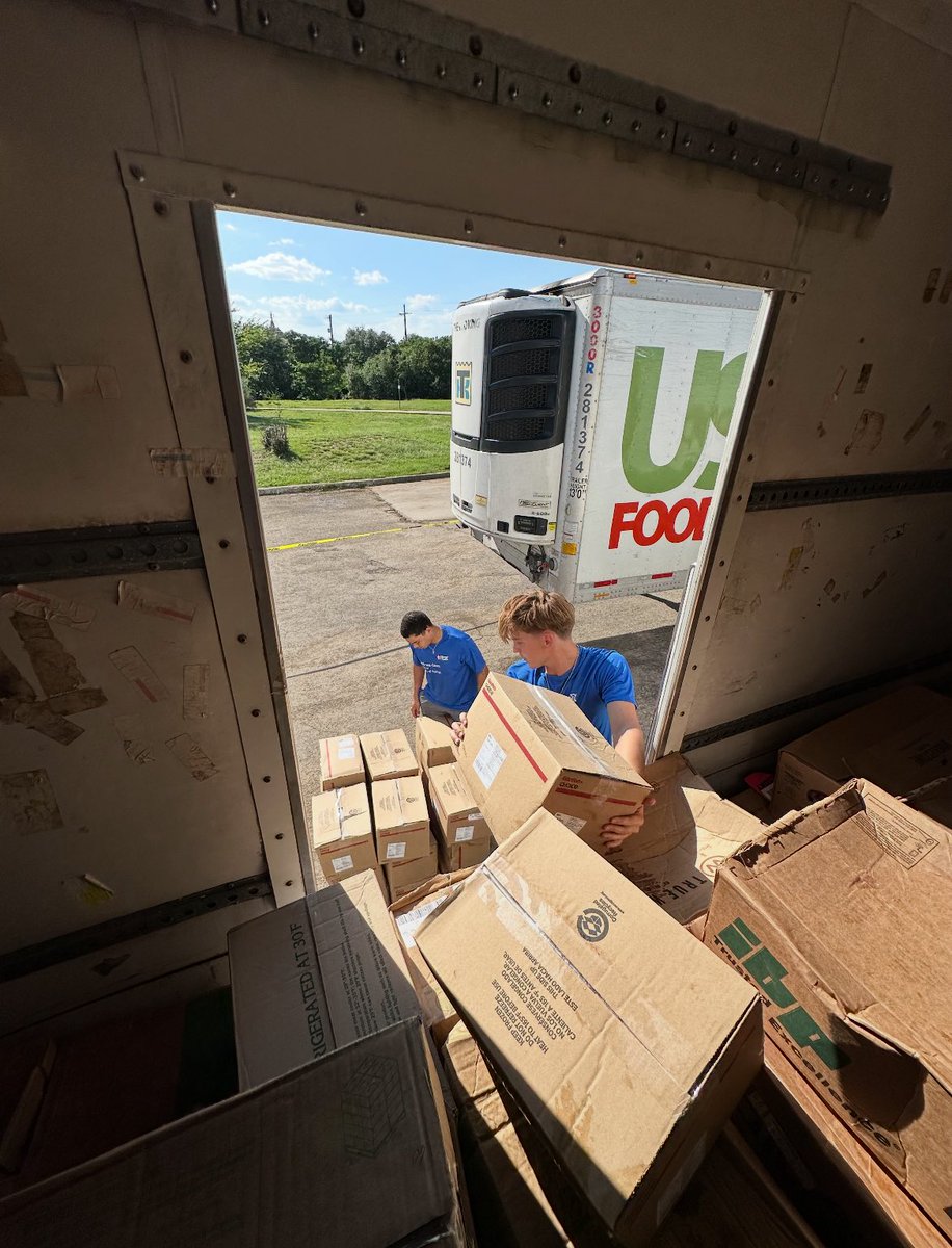 Went to Kerrville with <a href="/devinmorgan_/">Devin J. Morgan</a>  to volunteer for <a href="/MercyChefs/">Mercy Chefs</a> helping feed families affected by the floods and first responders.Prayers for everyone there🙏❤️.<a href="/joeyboatright/">Joey</a> <a href="/ClemensBuffsFB/">Clemens Football</a>