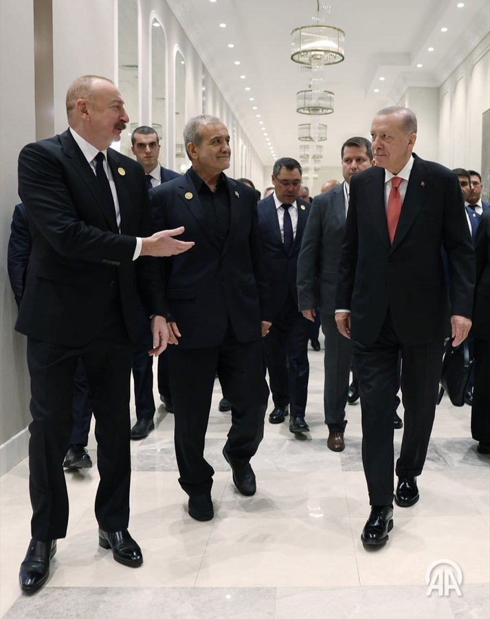 2024'te cumhurbaşkanı seçilen #MesudPezeşkiyan, reformist kimliğinin yanı sıra Türklüğünü açıkça ifade eden duruşuyla Güney Azerbaycan'da yankı uyandırdı. Bu durum, Türklerin siyasi katılımı, statü arayışı ve bölgesel işbirliği açısından yeni fırsatlar ve sınamalar yaratıyor. (1)