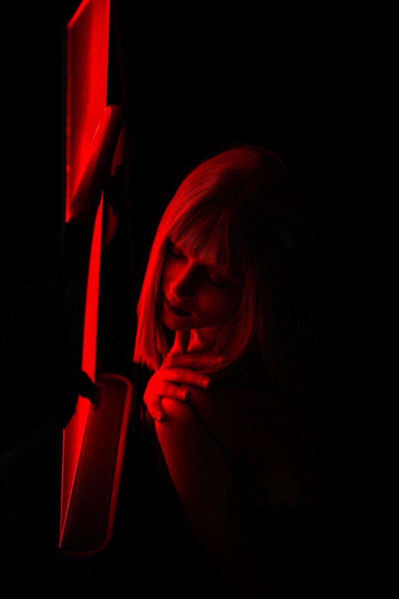 HE024studio's tweet photo. 很多人都在过度解读这组照片，
有人甚至说：“至少用了3只灯吧？”
其实没有。
那天我只是让模特靠近工作室的鱼缸，
为了避免背景太单调，又在鱼缸旁边随手放了个样子。

就是这么简单。

当你真正掌握了光的特性与规律，
摄影从来不复杂，
反而变得纯粹、有趣、随时可控。 https://t.co/BWTaqR2vla