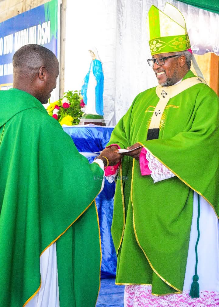 AlesandroJR's tweet image. Ee Baba yetu Mungu Mkuu,
Umenilinda usiku huu.
Nakushukuru kwa moyo,
Ee Baba Mwana na Roho.
Nilinde tena siku hii,
Niache dhambi nikutii.
Naomba sana Baba wee,
Baraka zako nipokee.
Bikira safi, Ee Maria
Nisipotee nisimamie.
Mlinzi Mkuu Malaika wee,
Kwa Mungu wetu niombee,…
