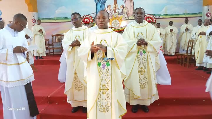 AlesandroJR's tweet image. NIA NJEMA.
Kumheshimu Mungu wangu
Namtolea roho yangu,
Nifanye kazi nipumzike
Amri zake tu nishike
Wazo, neno, tendo lote
Namtolea Mungu pote
Roho, mwili chote changu,
Pendo na uzima wangu
Mungu wangu nitampenda,
Wala dhambi sitatenda.
Jina lako nasifia
Utakalo hutimia
Kwa utii…
