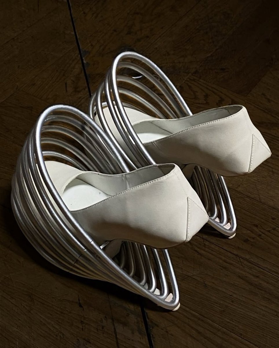 badestoutfit's tweet image. sculptural heels crafted from crushed velvet and elliptical metal halos by rombaut for iris van herpen fw25 couture