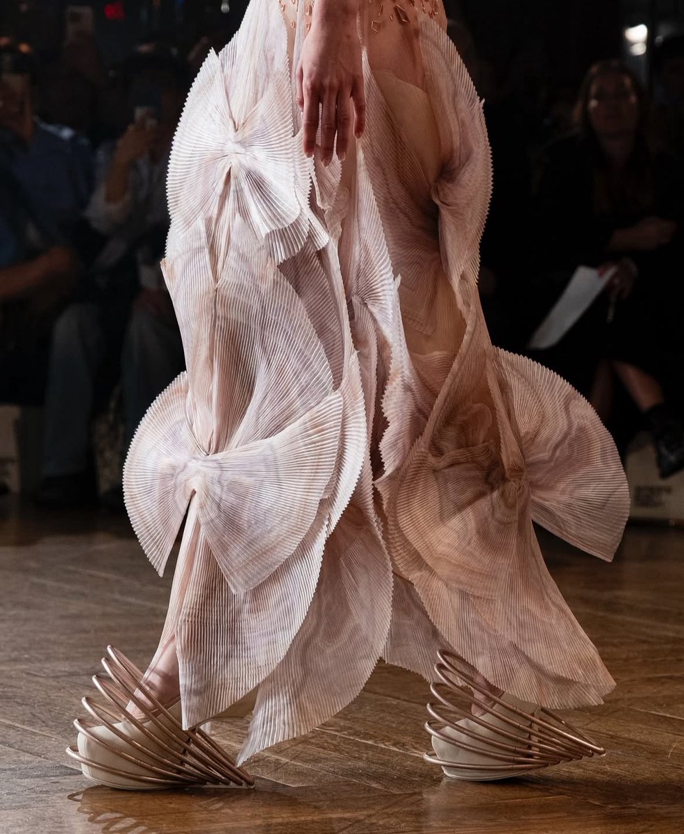 badestoutfit's tweet image. sculptural heels crafted from crushed velvet and elliptical metal halos by rombaut for iris van herpen fw25 couture
