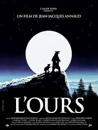 merlinpapin3's tweet photo. .@FredOL69007 #DéfiCinéClassique2025 Juillet (Animaux Sauvages) Vu le film #LOurs de Jean Jacques Annaud (1988) avec Youk , Bart , Tcheky Karyo Jack Wallace André Lacombe
Le film suit un ourson orphelin, qui inconscient et maladroit, est adopté par un ours solitaire. Il fera avec lui l'apprentissage de la vie et du mal, un mal que personnifient deux chasseurs lancés à leurs trousses. L'un de ces chasseurs, Tom, prendra soudainement conscience de la dignité de la vie animale.
Il y a des films qui frappent par leur intensitĂ©, dâautres par leur tendresse. LâOurs rĂ©unit les deux, et ce nâest pas un hasard si son souffle rappelle autant Le Vieil Homme et la mer que Le Livre de la jungle â sans quâaucun mot ne soit vraiment nĂ©cessaire. Dans cette grande fresque dâaventure tournĂ©e entre ciel et cimes, Jean-Jacques Annaud fait le pari insensĂ© de filmer les bĂȘtes comme des ĂȘtres vivants Ă part entiĂšre, et les humains comme des ombres parfois menaçantes, parfois attendries. Et le plus fou, câest quâil y parvient.
Lâhistoire, simple mais bouleversante, suit un jeune ourson orphelin â Youk â qui tente de survivre seul aprĂšs la mort brutale de sa mĂšre, Ă©crasĂ©e par un Ă©boulement. ĂgarĂ© dans un monde trop vaste, il croise bientĂŽt un ours adulte, Kaar, un grizzly aussi imposant que fascinant, traquĂ© par deux chasseurs tenaces. Lâun dâeux, Tom (interprĂ©tĂ© par un TchĂ©ky Karyo tout en intĂ©rioritĂ©), va bientĂŽt voir ses certitudes sâĂ©roder au contact de la nature et de cette bĂȘte quâil voulait abattre.
LĂ oĂč bien des films animaliers cĂšdent au cabotinage animal ou Ă lâanecdote gentille, LâOurs dĂ©ploie une dramaturgie quasi-shakespearienne. Youk, le petit brun, devient immĂ©diatement un personnage quâon aime. Il touche par ses maladresses, ses rĂȘves, ses peurs. Il mâa rappelĂ© un petit ours qui me collait Ă la peau, un compagnon dâenfance, silencieux mais fidĂšle â et sans doute bien plus Ă©veillĂ© que certains adultes.
Mais câest surtout dans lâambiguĂŻtĂ© que le film gagne sa grandeur. On a peur de Kaar, bien sĂ»r, de ses griffes, de son poids, de sa fureur. Et pourtant, cette peur se retourneâŻ: on craint pour lui. Pour cet ĂȘtre libre, digne, traquĂ© par lâhomme, par la cruautĂ©, par le fusil. Annaud inverse le regard : la menace nâest plus lâanimal mais lâhomme. Le duel final entre Bart (le grizzly) et Tom devient dĂšs lors un sommet de tension â un duel westernien en pleine nature, dans une clairiĂšre dĂ©sertĂ©e, oĂč le silence remplace la musique dâEnnio Morricone, et oĂč chaque souffle dâours a la force dâun coup de revolver. Câest un face-Ă -face dâautant plus fort quâil nâa pas besoin de mots.
La prouesse de Jean-Jacques Annaud tient dans sa patience : il ne âfait pas faireâ aux ours ce quâil veut, il attend quâils offrent ce quâils sont. Et au lieu de dompter la nature, il lâĂ©coute. Il filme, il observe, il rĂ©colte â et il façonne son film en salle de montage, comme un sculpteur taillerait dans le bois brut. Les rĂ©actions des ours â et surtout celles du petit Youk â ne sont pas feintes. Elles jaillissent du rĂ©el, ce qui donne au film un naturel bouleversant. En cela, LâOurs sâapparente presque Ă un documentaire⊠mais un documentaire qui aurait la force dramatique dâun conte tragique et lumineux.
Quant aux paysages, tournĂ©s en Colombie-Britannique, ils sont tout simplement Ă©poustouflants. Annaud nous emmĂšne au-dessus des nuages, sur des crĂȘtes effilĂ©es, au cĆur de forĂȘts que la brume transperce comme des souvenirs. Cette nature verticale, souveraine, donne le vertige â le vertige dâune aventure oursienne (oui, inventons le mot, il le mĂ©rite), sans Ă©quivalent au cinĂ©ma.
Dans une Ă©poque oĂč tant dâacteurs surjouent, LâOurs rĂ©ussit le miracle de faire Ă©prouver, de faire craindre, de faire aimer, sans paroles ni artifices. On en sort bouleverser. On se souvient de Kaar, immense et fragile. On veut protĂ©ger Youk. Et peut-ĂȘtre, secrĂštement, on aimerait pouvoir ĂȘtre un peu plus ours.