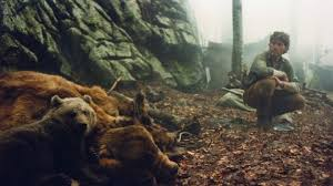 merlinpapin3's tweet photo. .@FredOL69007 #DéfiCinéClassique2025 Juillet (Animaux Sauvages) Vu le film #LOurs de Jean Jacques Annaud (1988) avec Youk , Bart , Tcheky Karyo Jack Wallace André Lacombe
Le film suit un ourson orphelin, qui inconscient et maladroit, est adopté par un ours solitaire. Il fera avec lui l'apprentissage de la vie et du mal, un mal que personnifient deux chasseurs lancés à leurs trousses. L'un de ces chasseurs, Tom, prendra soudainement conscience de la dignité de la vie animale.
Il y a des films qui frappent par leur intensitĂ©, dâautres par leur tendresse. LâOurs rĂ©unit les deux, et ce nâest pas un hasard si son souffle rappelle autant Le Vieil Homme et la mer que Le Livre de la jungle â sans quâaucun mot ne soit vraiment nĂ©cessaire. Dans cette grande fresque dâaventure tournĂ©e entre ciel et cimes, Jean-Jacques Annaud fait le pari insensĂ© de filmer les bĂȘtes comme des ĂȘtres vivants Ă part entiĂšre, et les humains comme des ombres parfois menaçantes, parfois attendries. Et le plus fou, câest quâil y parvient.
Lâhistoire, simple mais bouleversante, suit un jeune ourson orphelin â Youk â qui tente de survivre seul aprĂšs la mort brutale de sa mĂšre, Ă©crasĂ©e par un Ă©boulement. ĂgarĂ© dans un monde trop vaste, il croise bientĂŽt un ours adulte, Kaar, un grizzly aussi imposant que fascinant, traquĂ© par deux chasseurs tenaces. Lâun dâeux, Tom (interprĂ©tĂ© par un TchĂ©ky Karyo tout en intĂ©rioritĂ©), va bientĂŽt voir ses certitudes sâĂ©roder au contact de la nature et de cette bĂȘte quâil voulait abattre.
LĂ oĂč bien des films animaliers cĂšdent au cabotinage animal ou Ă lâanecdote gentille, LâOurs dĂ©ploie une dramaturgie quasi-shakespearienne. Youk, le petit brun, devient immĂ©diatement un personnage quâon aime. Il touche par ses maladresses, ses rĂȘves, ses peurs. Il mâa rappelĂ© un petit ours qui me collait Ă la peau, un compagnon dâenfance, silencieux mais fidĂšle â et sans doute bien plus Ă©veillĂ© que certains adultes.
Mais câest surtout dans lâambiguĂŻtĂ© que le film gagne sa grandeur. On a peur de Kaar, bien sĂ»r, de ses griffes, de son poids, de sa fureur. Et pourtant, cette peur se retourneâŻ: on craint pour lui. Pour cet ĂȘtre libre, digne, traquĂ© par lâhomme, par la cruautĂ©, par le fusil. Annaud inverse le regard : la menace nâest plus lâanimal mais lâhomme. Le duel final entre Bart (le grizzly) et Tom devient dĂšs lors un sommet de tension â un duel westernien en pleine nature, dans une clairiĂšre dĂ©sertĂ©e, oĂč le silence remplace la musique dâEnnio Morricone, et oĂč chaque souffle dâours a la force dâun coup de revolver. Câest un face-Ă -face dâautant plus fort quâil nâa pas besoin de mots.
La prouesse de Jean-Jacques Annaud tient dans sa patience : il ne âfait pas faireâ aux ours ce quâil veut, il attend quâils offrent ce quâils sont. Et au lieu de dompter la nature, il lâĂ©coute. Il filme, il observe, il rĂ©colte â et il façonne son film en salle de montage, comme un sculpteur taillerait dans le bois brut. Les rĂ©actions des ours â et surtout celles du petit Youk â ne sont pas feintes. Elles jaillissent du rĂ©el, ce qui donne au film un naturel bouleversant. En cela, LâOurs sâapparente presque Ă un documentaire⊠mais un documentaire qui aurait la force dramatique dâun conte tragique et lumineux.
Quant aux paysages, tournĂ©s en Colombie-Britannique, ils sont tout simplement Ă©poustouflants. Annaud nous emmĂšne au-dessus des nuages, sur des crĂȘtes effilĂ©es, au cĆur de forĂȘts que la brume transperce comme des souvenirs. Cette nature verticale, souveraine, donne le vertige â le vertige dâune aventure oursienne (oui, inventons le mot, il le mĂ©rite), sans Ă©quivalent au cinĂ©ma.
Dans une Ă©poque oĂč tant dâacteurs surjouent, LâOurs rĂ©ussit le miracle de faire Ă©prouver, de faire craindre, de faire aimer, sans paroles ni artifices. On en sort bouleverser. On se souvient de Kaar, immense et fragile. On veut protĂ©ger Youk. Et peut-ĂȘtre, secrĂštement, on aimerait pouvoir ĂȘtre un peu plus ours.
