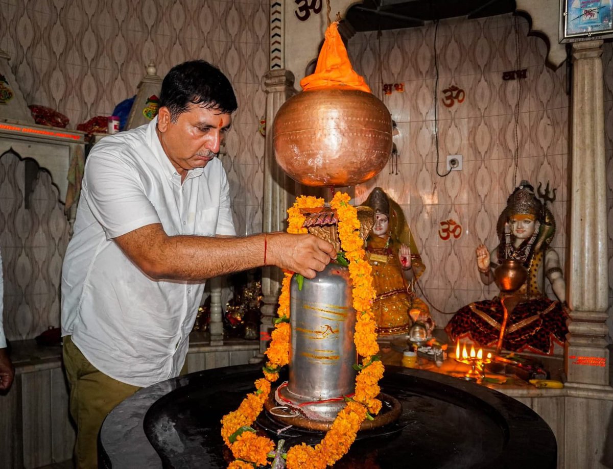 Harish Chaudhary (@barmer_harish) on Twitter photo рдкрд╡рд┐рддреНрд░ рд╢реНрд░рд╛рд╡рдг рдорд╛рд╕ рдХреА рд╣рд╛рд░реНрджрд┐рдХ рд╢реБрднрдХрд╛рдордирд╛рдПрдВ
рд╢реНрд░рд╛рд╡рдг рдорд╛рд╕ - рднрдХреНрддрд┐, рддрдк рдФрд░ рд╢рд┐рд╡ рдЖрд░рд╛рдзрдирд╛ рдХрд╛ рдкрд╛рд╡рди рдЕрд╡рд╕рд░ред
рдЗрд╕ рдЖрдзреНрдпрд╛рддреНрдорд┐рдХ рдорд╛рд╕ рдХреЗ рдЖрд░рдВрдн рдкрд░ рд╣рдо рд╕рдм рднрдЧрд╡рд╛рди рд╢рд┐рд╡ рдХреЗ рдЪрд░рдгреЛрдВ рдореЗрдВ рдирддрдорд╕реНрддрдХ рд╣реЛрдХрд░ рдкреНрд░рд╛рд░реНрдердирд╛ рдХрд░рддреЗ рд╣реИрдВ рдХрд┐ рдпрд╣ рдорд╣реАрдирд╛ рд╣рдо рд╕рднреА рдХреЗ рдЬреАрд╡рди рдореЗрдВ рд╕реБрдЦ, рд╢рд╛рдВрддрд┐, рд╕рдореГрджреНрдзрд┐ рдФрд░ рд╕рдХрд╛рд░рд╛рддреНрдордХ рдКрд░реНрдЬрд╛ рд▓реЗрдХрд░ рдЖрдПред
рднреЛрд▓реЗрдирд╛рде рдХреА рдХреГрдкрд╛ рдкрд╡рд┐рддреНрд░ рд╢реНрд░рд╛рд╡рдг рдорд╛рд╕ рдХреА рд╣рд╛рд░реНрджрд┐рдХ рд╢реБрднрдХрд╛рдордирд╛рдПрдВ
рд╢реНрд░рд╛рд╡рдг рдорд╛рд╕ - рднрдХреНрддрд┐, рддрдк рдФрд░ рд╢рд┐рд╡ рдЖрд░рд╛рдзрдирд╛ рдХрд╛ рдкрд╛рд╡рди рдЕрд╡рд╕рд░ред
рдЗрд╕ рдЖрдзреНрдпрд╛рддреНрдорд┐рдХ рдорд╛рд╕ рдХреЗ рдЖрд░рдВрдн рдкрд░ рд╣рдо рд╕рдм рднрдЧрд╡рд╛рди рд╢рд┐рд╡ рдХреЗ рдЪрд░рдгреЛрдВ рдореЗрдВ рдирддрдорд╕реНрддрдХ рд╣реЛрдХрд░ рдкреНрд░рд╛рд░реНрдердирд╛ рдХрд░рддреЗ рд╣реИрдВ рдХрд┐ рдпрд╣ рдорд╣реАрдирд╛ рд╣рдо рд╕рднреА рдХреЗ рдЬреАрд╡рди рдореЗрдВ рд╕реБрдЦ, рд╢рд╛рдВрддрд┐, рд╕рдореГрджреНрдзрд┐ рдФрд░ рд╕рдХрд╛рд░рд╛рддреНрдордХ рдКрд░реНрдЬрд╛ рд▓реЗрдХрд░ рдЖрдПред
рднреЛрд▓реЗрдирд╛рде рдХреА рдХреГрдкрд╛