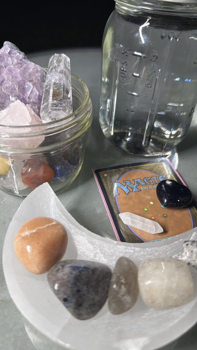 efillysux's tweet image. charging my crystals under the full moon ✨