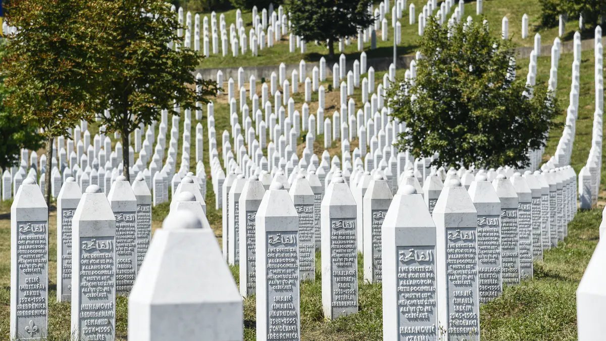 Por estos días se cumplen 30 años de la masacre de #Srebrenica (#BosniaHerzegovina), la mayor y más sistemática matanza en Europa desde el final del nazismo.

¿Qué pasó? ¿Cómo se llegó a eso? ¿Por qué la ONU no hizo básicamente nada para impedirlo?

Hilo 👇