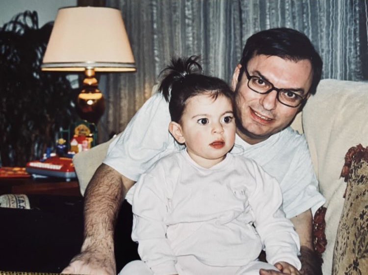 20 yıl…
20 yıl önce bugün şahane bir insan aramızdan ayrıldı.
Bu süreçte anladım ki yas, zamanla değişen, dönüşen ama hiç bitmeyen bir yolculukmuş.
Huzur içinde uyu Kenancığım, biliyorum ölüm bir son değil, 
sen Deniz’in ve benim kalbimde sonsuza dek yaşayacaksın.
#KenanOnuk