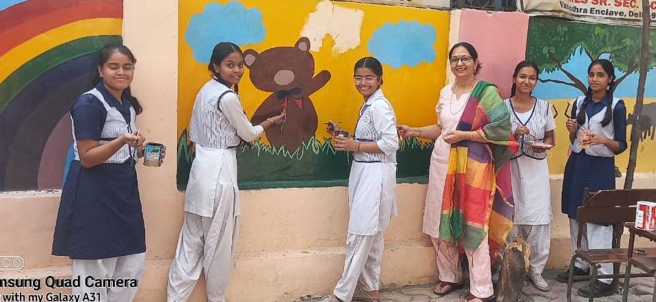 1002185ve's tweet image. 🎨✨ Adding Colours to Learning! ✨🎨
Students and teachers came together to beautify the school walls with vibrant artwork, spreading joy and creativity all around! 🖌️🐻🌈 #SchoolLife #CreativityInEducation #WallPainting #JoyfulLearning #GGSSSVasundharaEnclave