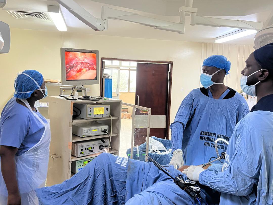 The late dr Kiggundu would
Have been proud of this @kawempenationalreferral team . Performing hysterectomy with pinhole access. Quicker recovery early discharge.
#Tomusangetheteacher
#Nekesathesurgeon #kawempenationalRH #minimalaccess_surgery #stretchbeyondthenorm