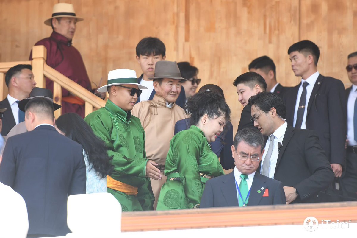 Дарга нар нь хамгийн гоё суудлаас үнэгүй  үздэг энэ феодал ёс хэзээ дуусах вэ. Гадны зочдыг энд хэлээгүй болно.